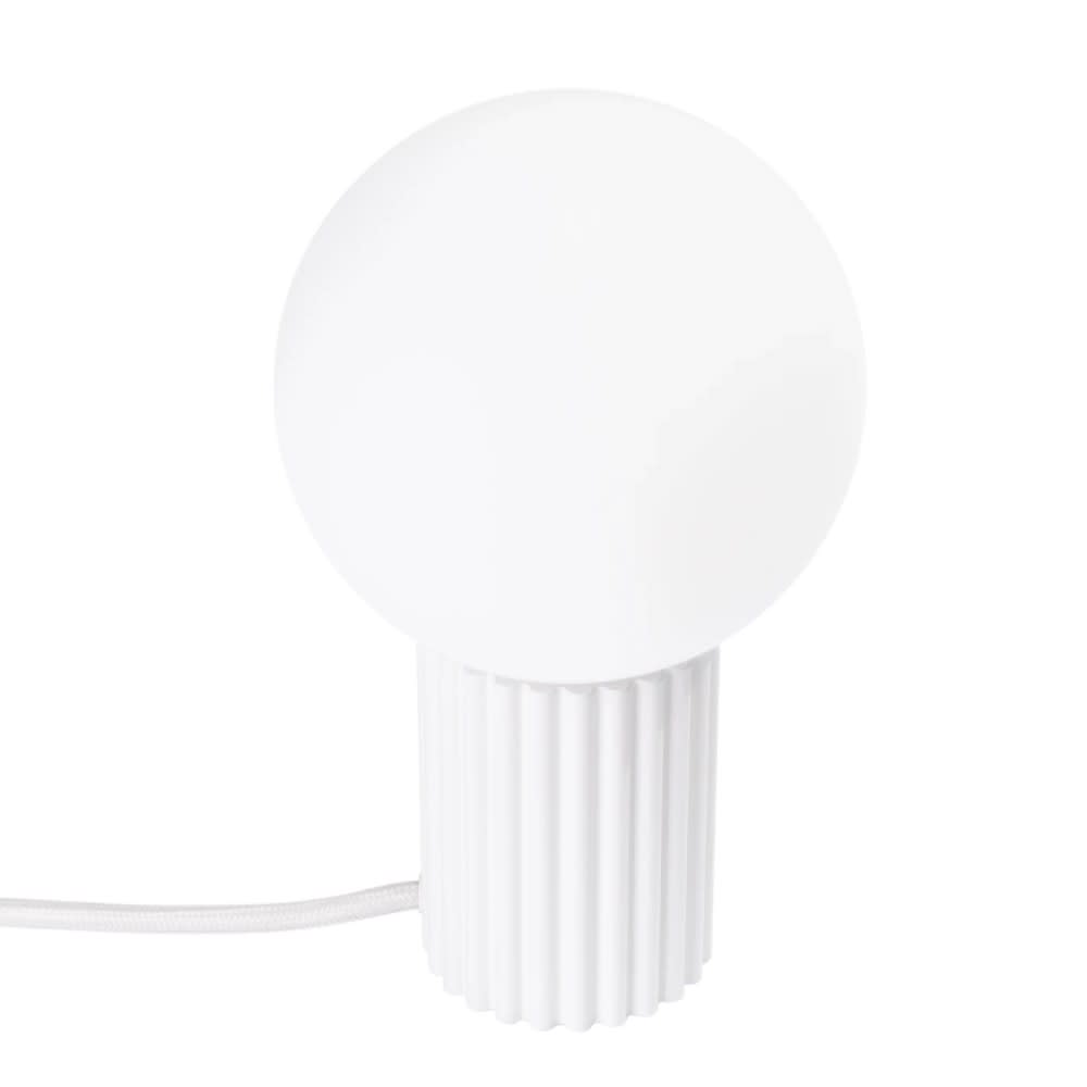 Lampe de table avec relief blanc et sphère en verre Lampe de table avec relief blanc et sphère en verre