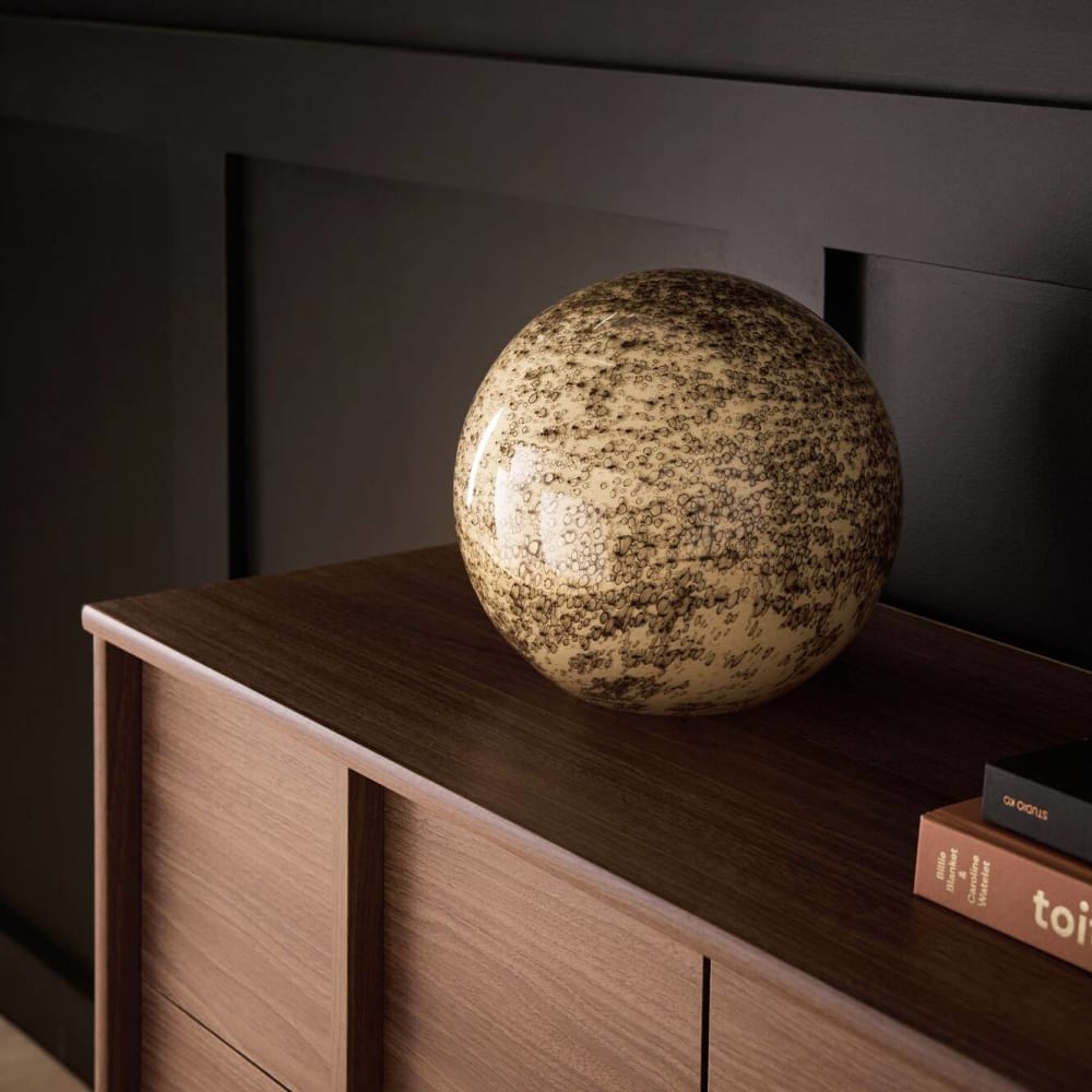 Lampe à poser en verre ronde beige et brun volcanique — vue 3