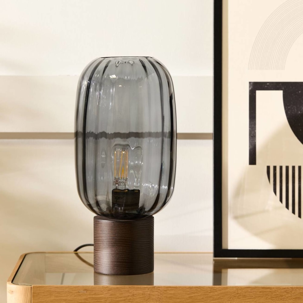 Lampe à poser en verre fumé pied bois foncé — vue 3