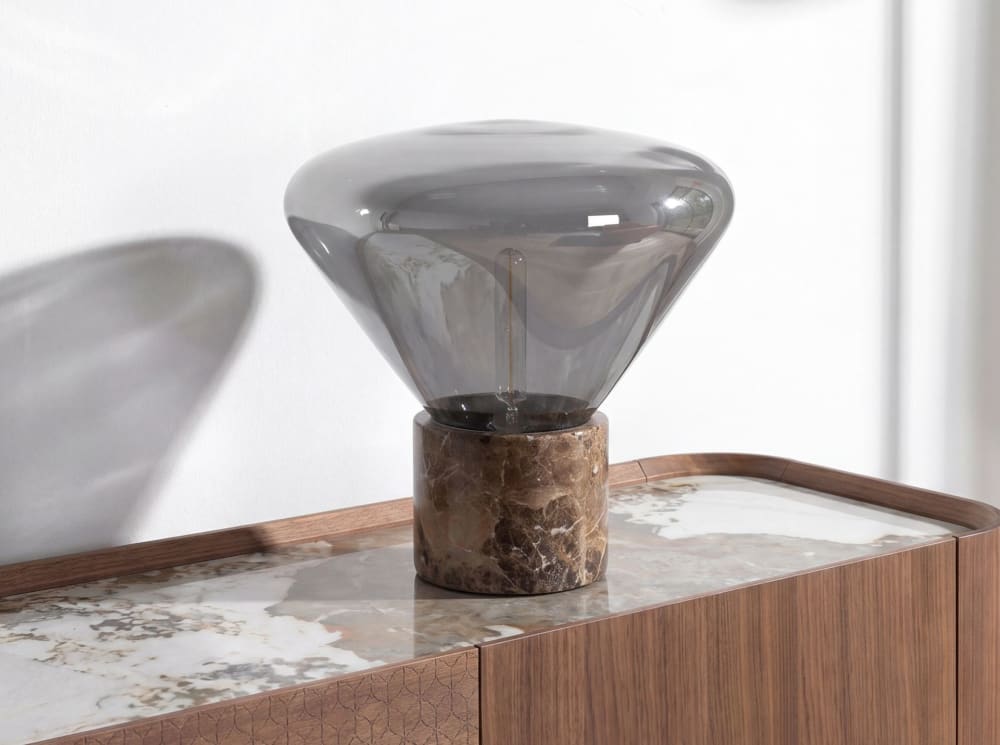 The Lumine Tischlampe aus grauem Rauchglas mit Spiegeleffekt und Keramikmarmor style modern Braun