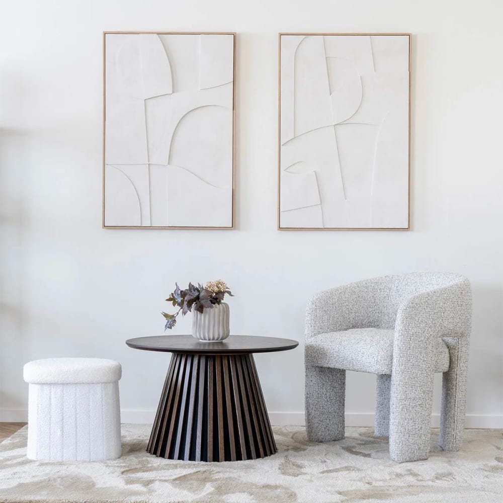 Fauteuil design assise et pieds en tissu blanc chiné gris