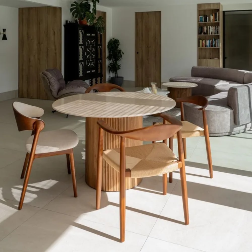 Runder Esstisch aus cremefarbenem Marmor und geripptem Holzbein