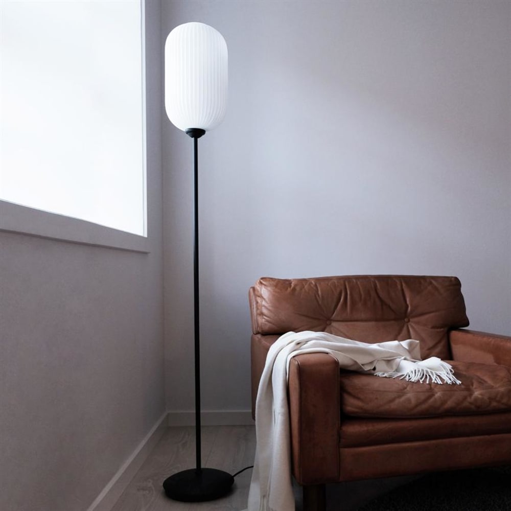 Dyberg Larsen Stehleuchte aus Glas und Metall h 150 cm d 20 cm, mattschwarz style modern - Glas