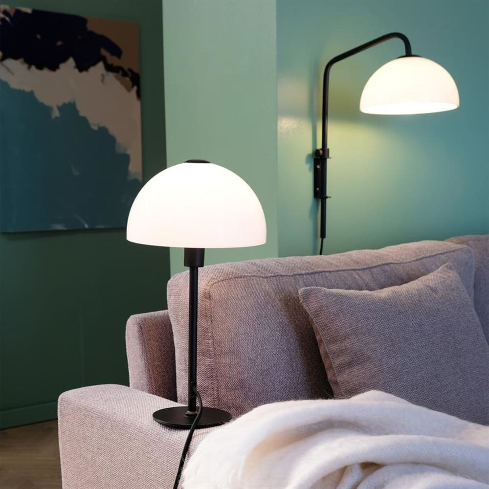 Lampe à poser en verre opale et métal noir — vue 4