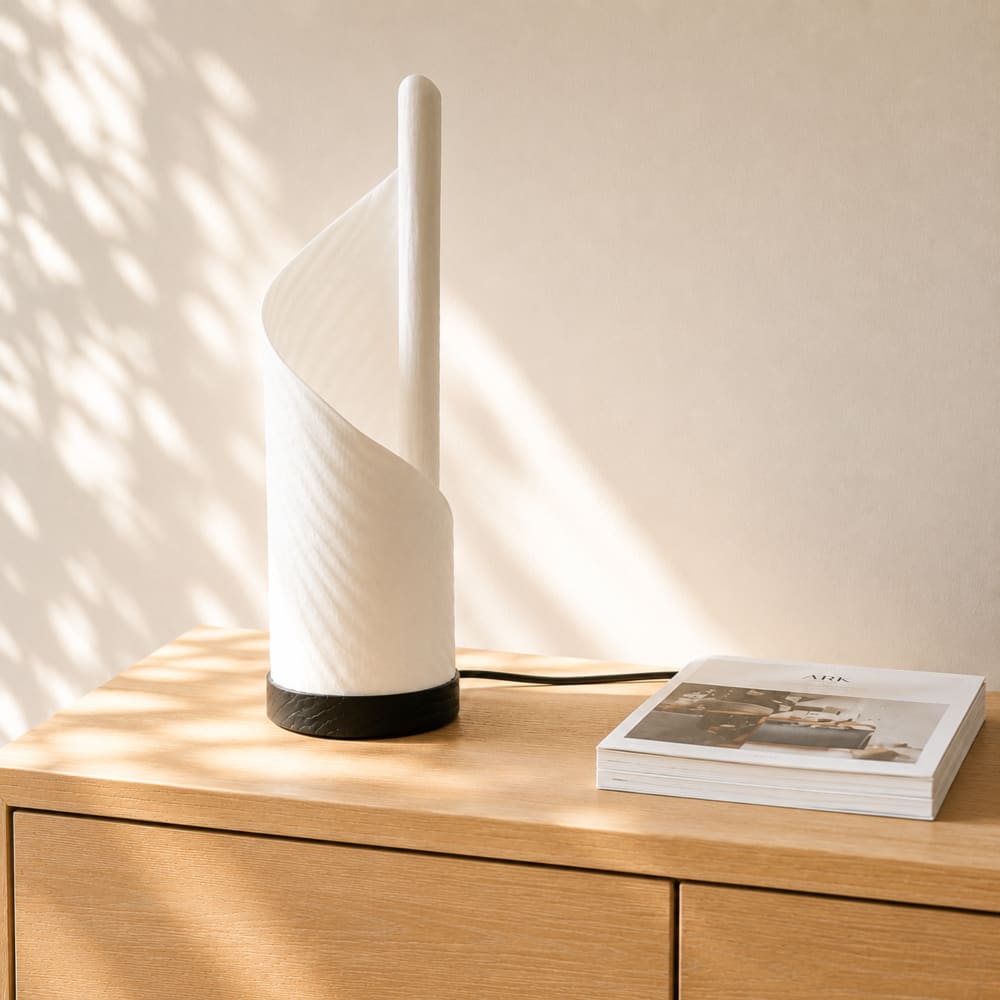 Lampe à poser en papier maché et bois — vue 3