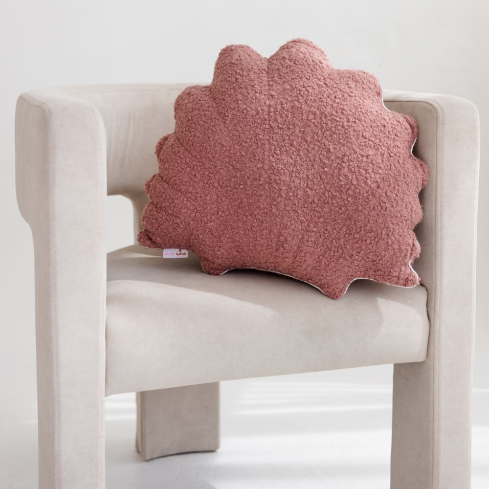 Muschel-Kissen aus Bouclé mit schickem Metallrand - Maisons Du
