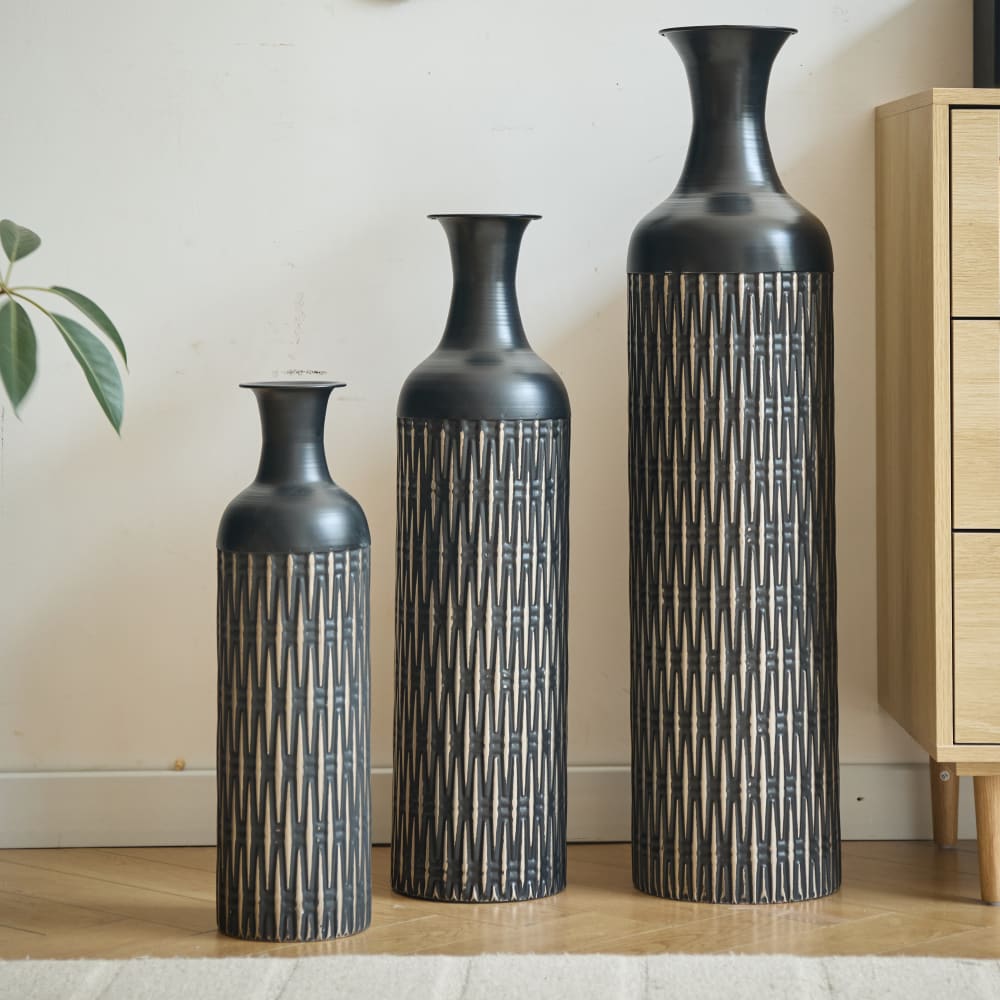 Lot de 3 vases au sol en métal noir, motif strié, 50-83 cm — vue 3