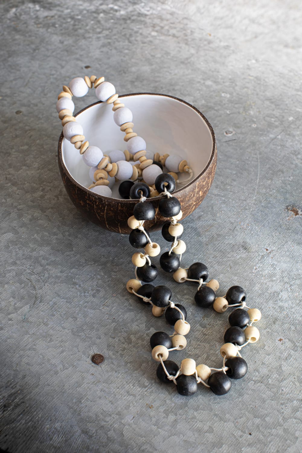Collier coquillage et bois marron et noir 3x3x36cm — vue 4