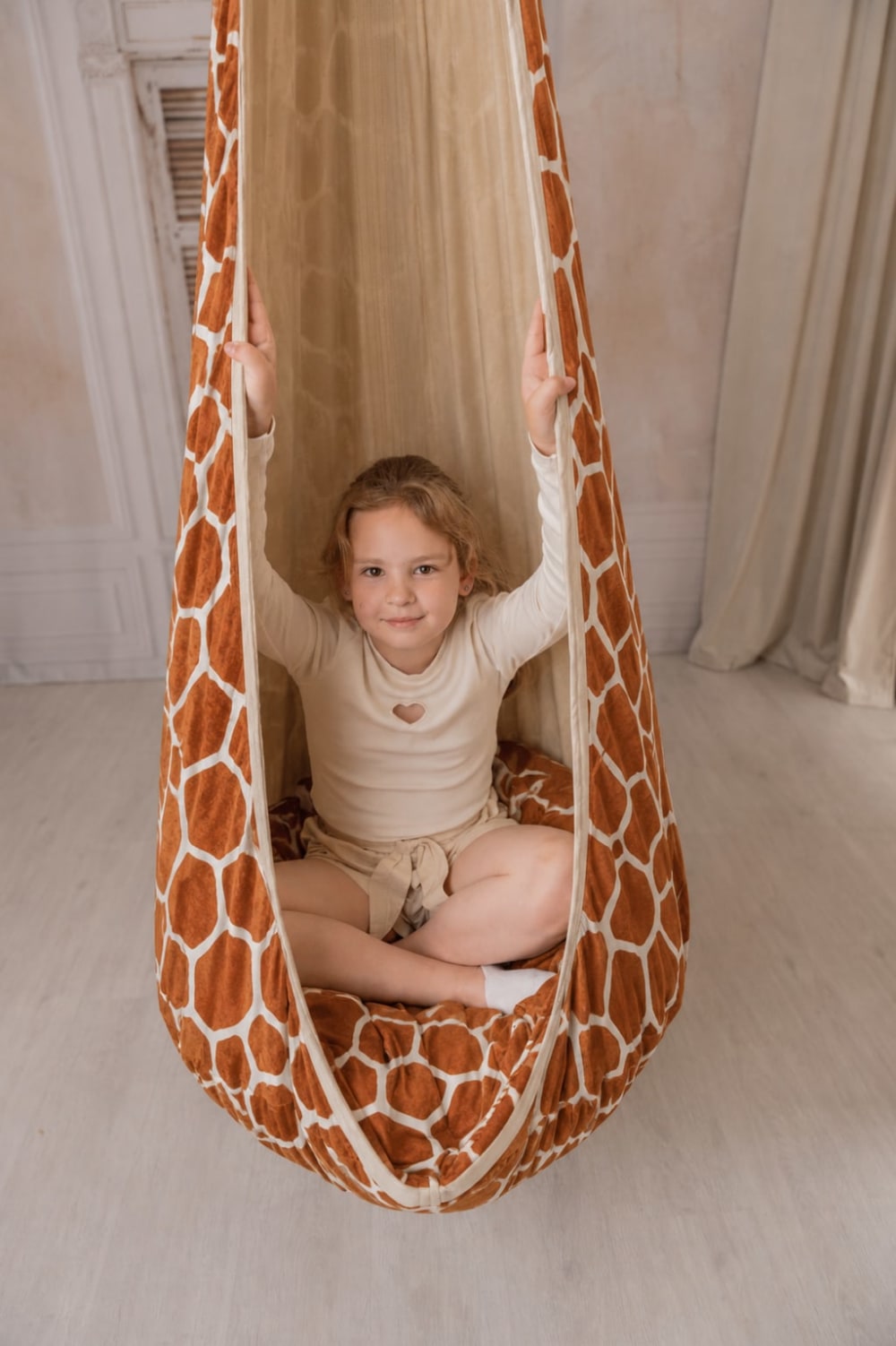 XL-Hängehöhle für Kinder mit Sitzkissen, Giraffenmuster - Maisons