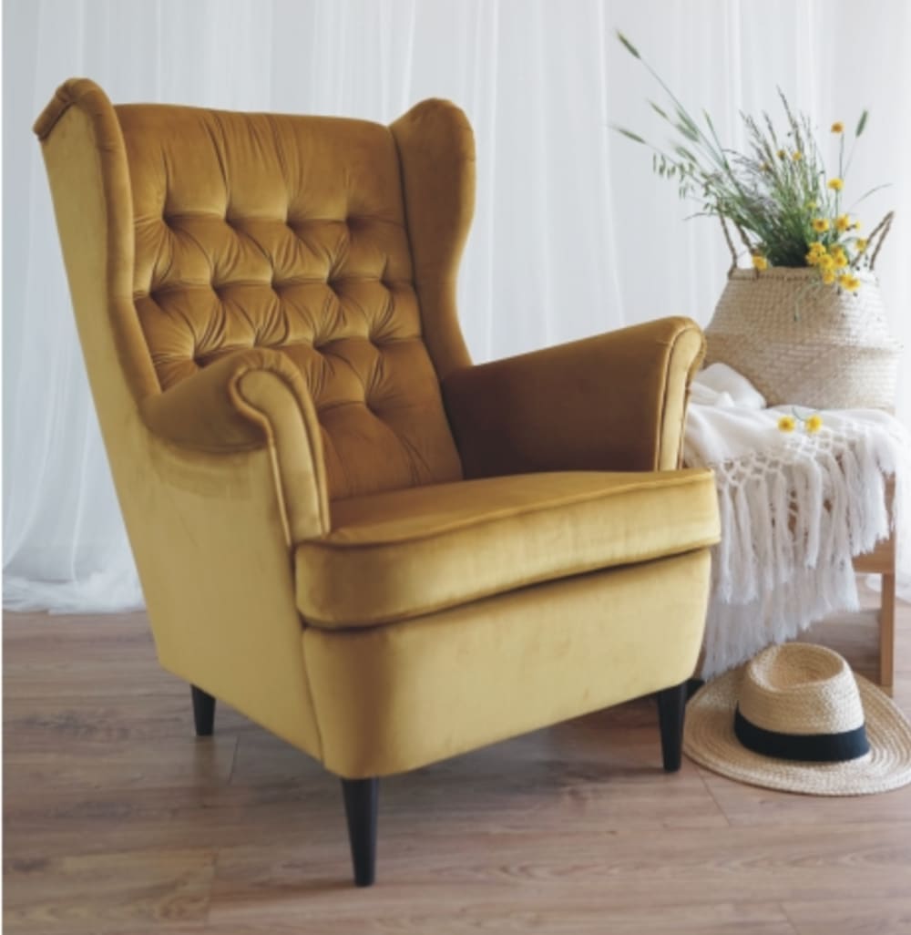 Fauteuil bergère capitonné en velours de polyester jaune curry