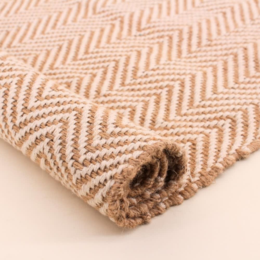 Tapis rectangulaire chevron marron et blanc 90x60cm — vue 4