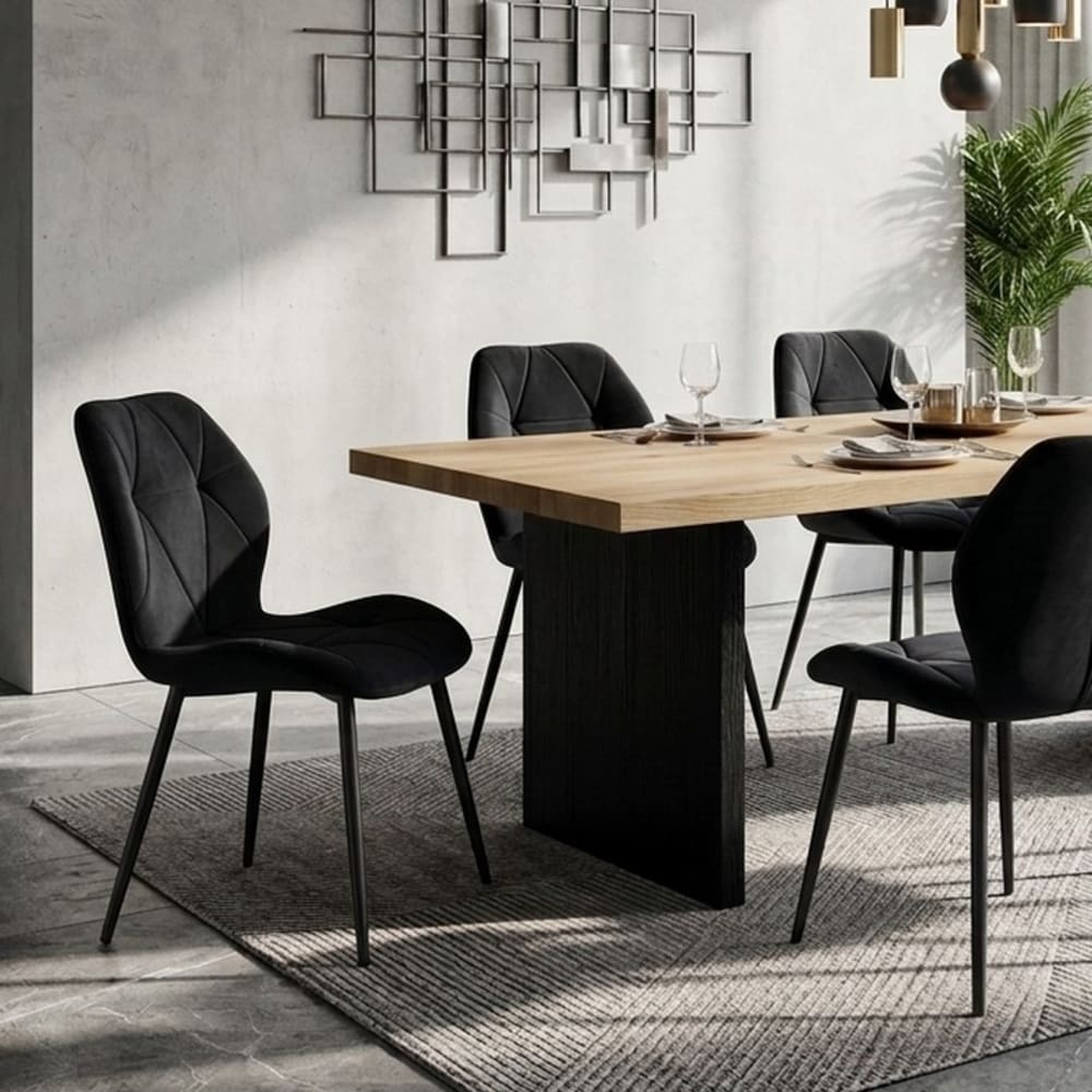 Stuhl aus schwarzem Polyester-Samt mit Gestell aus mattschwarzem