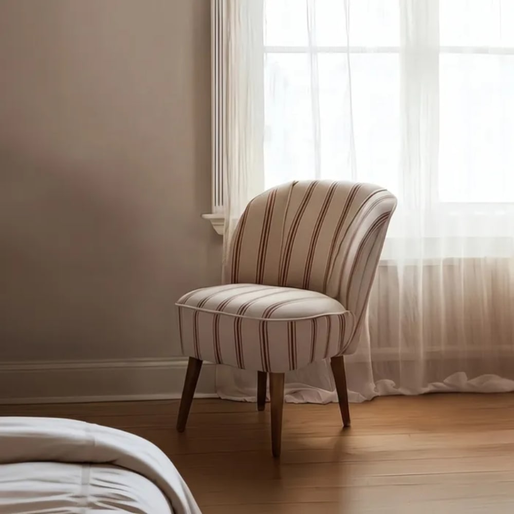 Fauteuil rayures terracotta coque capitonnée en bois hévéa