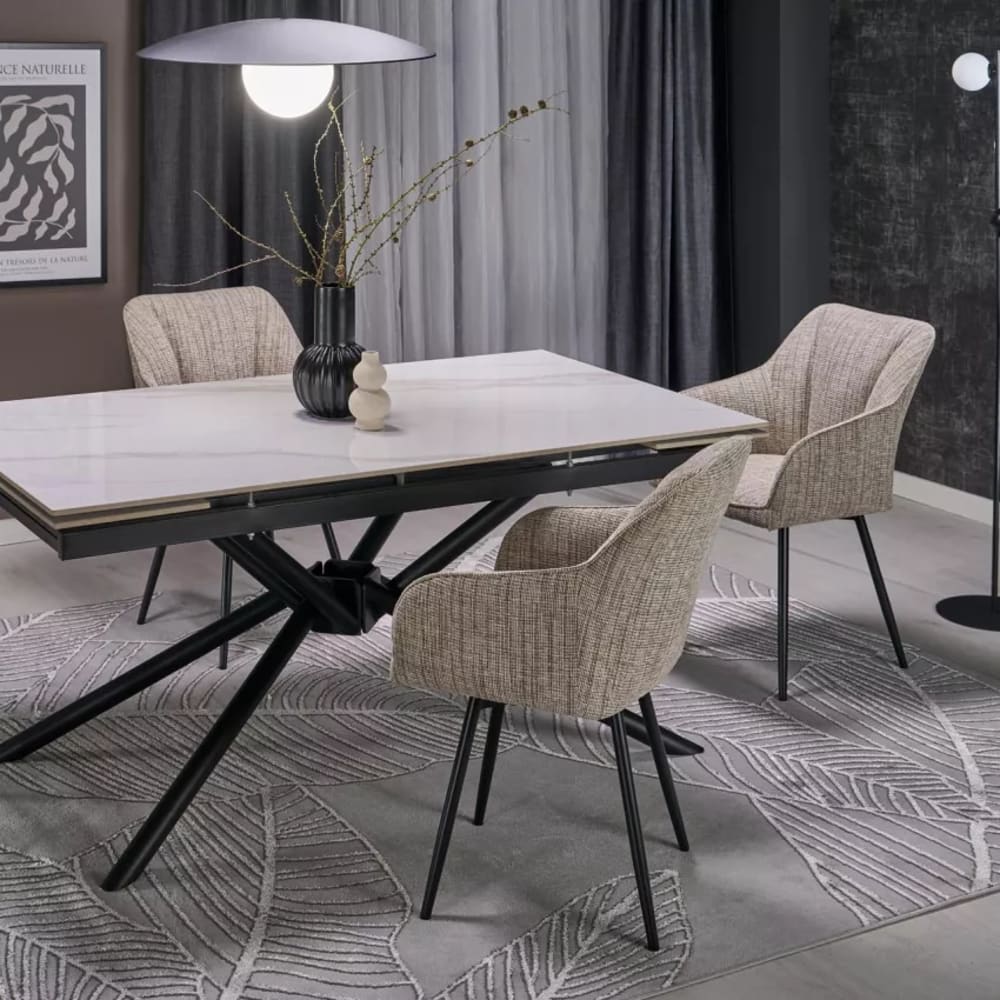 Designstuhl aus meliertem beigem Stoff mit schwarzen Metallbeinen