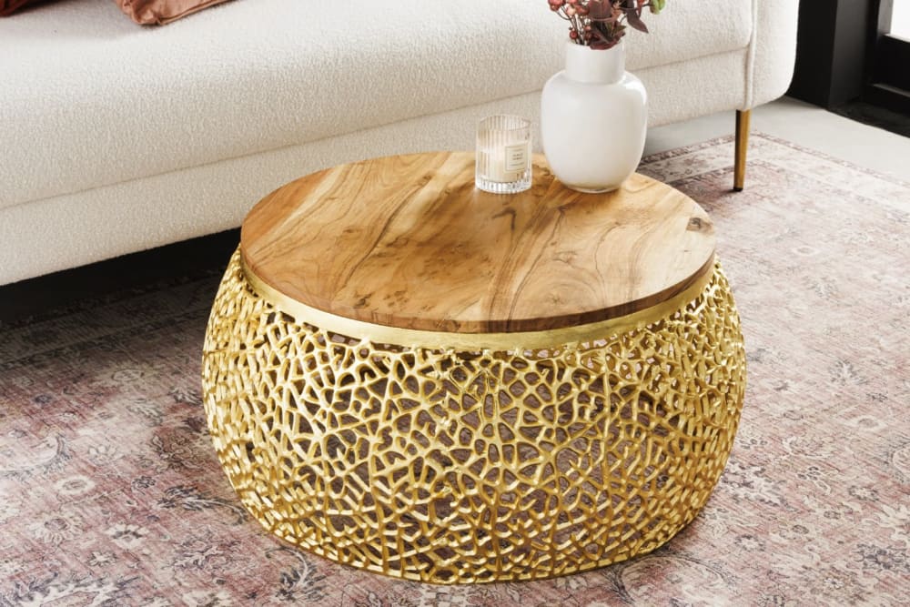 Table basse ronde en aluminium ajouré doré et en acacia 72x34x72cm
