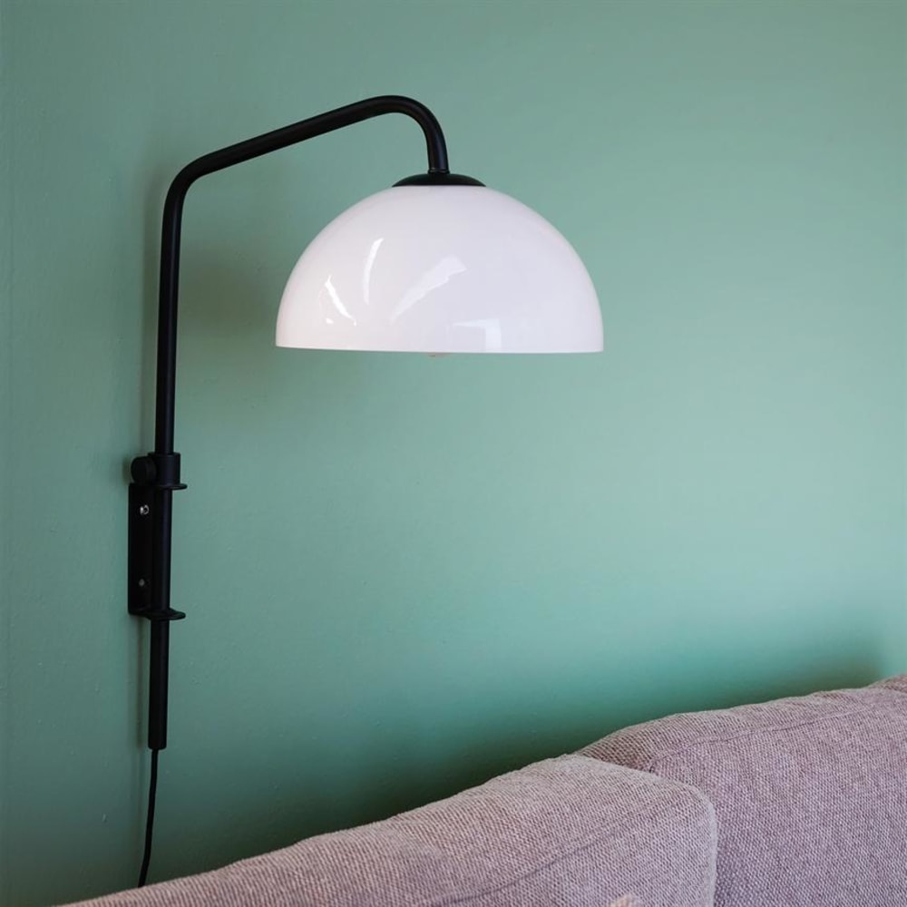 Dyberg Larsen Wandleuchte aus Opalglas und Metall h 43 cm d 21 cm, schwarz style modern - -