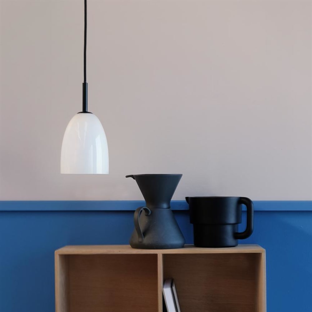 Dyberg Larsen Pendelleuchte aus Opalglas und Metall h 26 cm d 12 cm, schwarz style modern - -