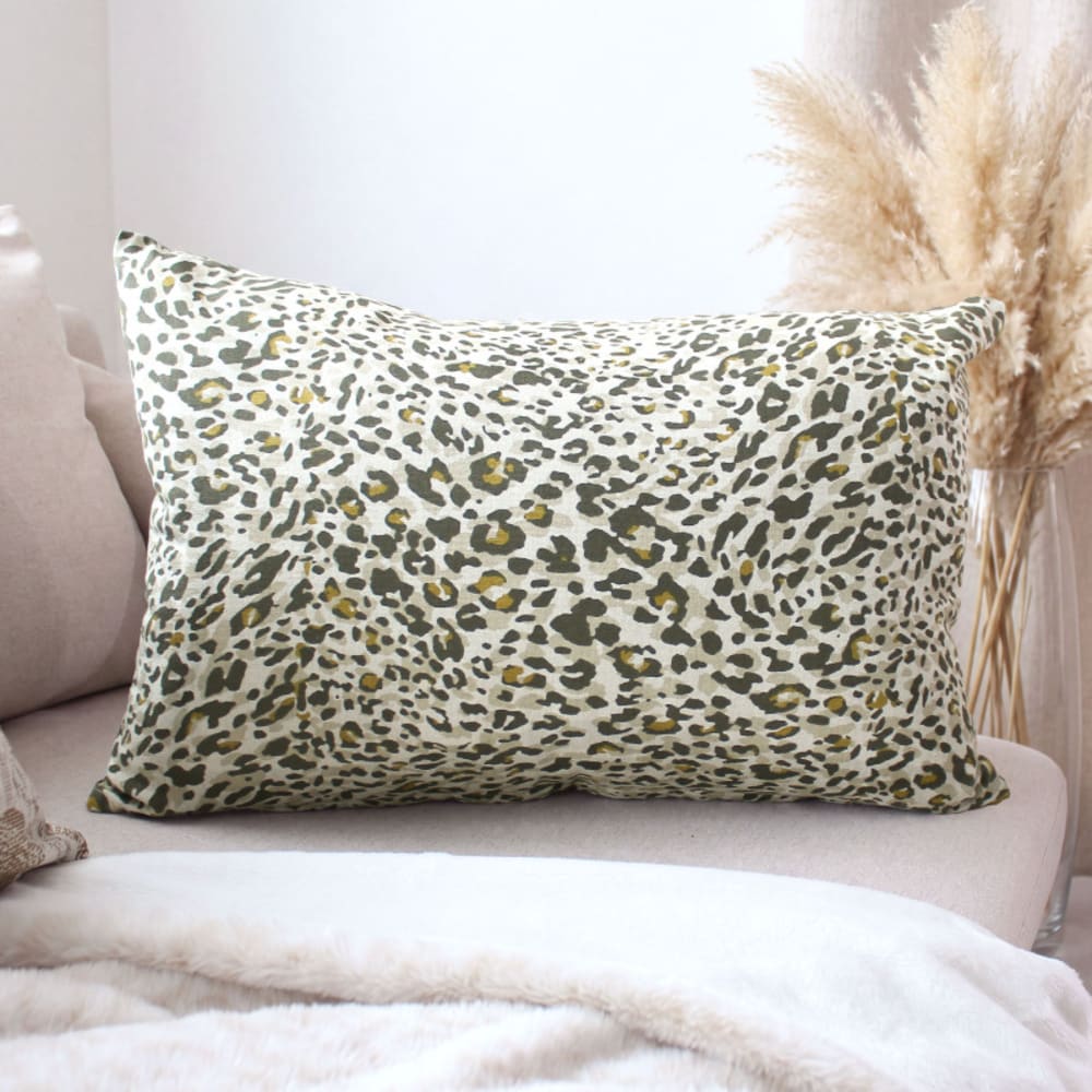 Coussin léopard en coton recyclé – coussin décoratif - 40x60cm - taupe — vue 3