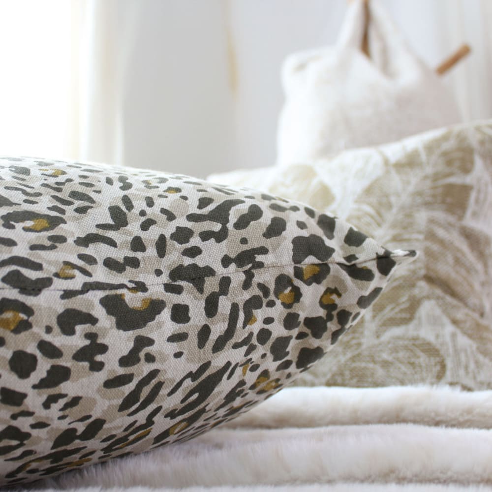 Coussin léopard en coton recyclé – coussin décoratif - 40x60cm - taupe — vue 4