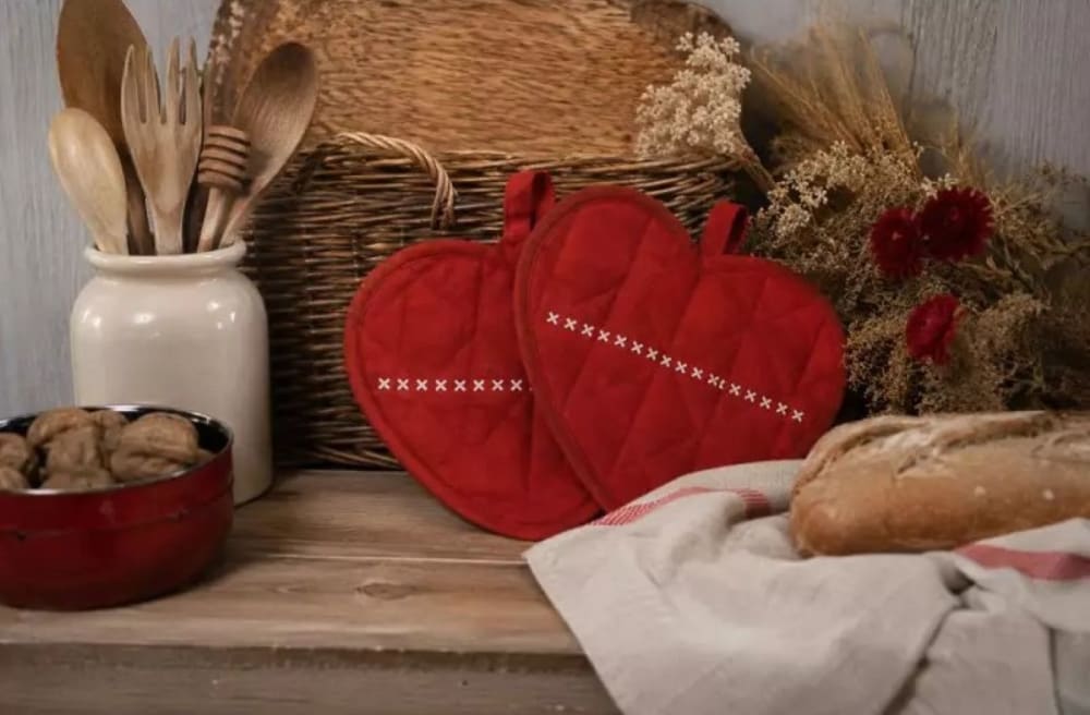 Lot de 2 maniques cœur en coton brodé rouge