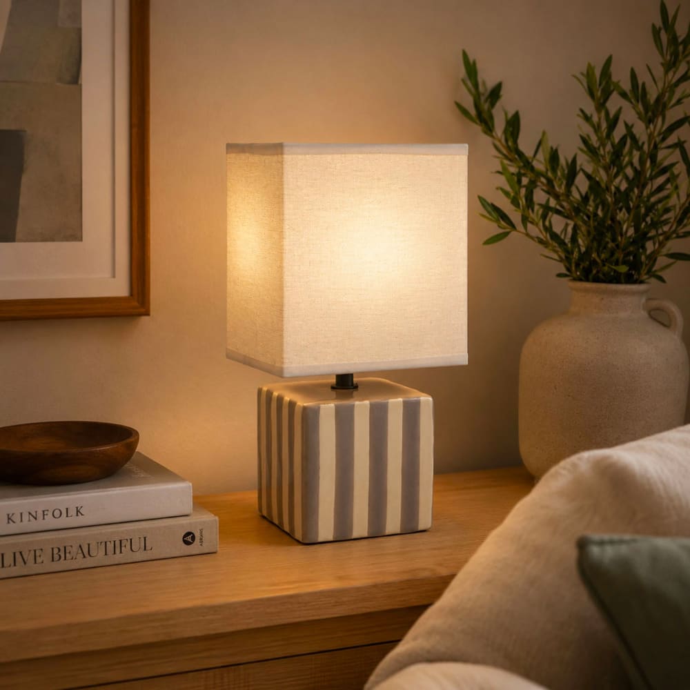Lampe à poser carrée en céramique rayée grise et blanche 14x14x27.5cm — vue 3