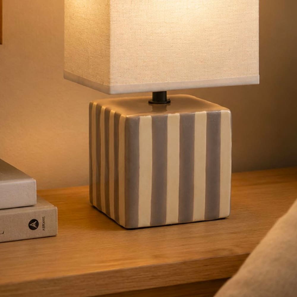 Lampe à poser carrée en céramique rayée grise et blanche 14x14x27.5cm — vue 4