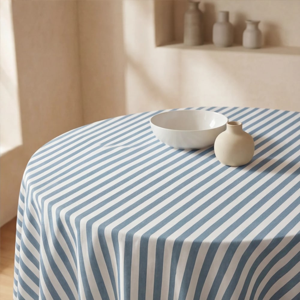Nappe ronde anti-taches 100 % coton bleu et blanc diamètre 190 cm Nappe ronde anti-taches 100 % coton bleu et blanc diamètre 190 cm