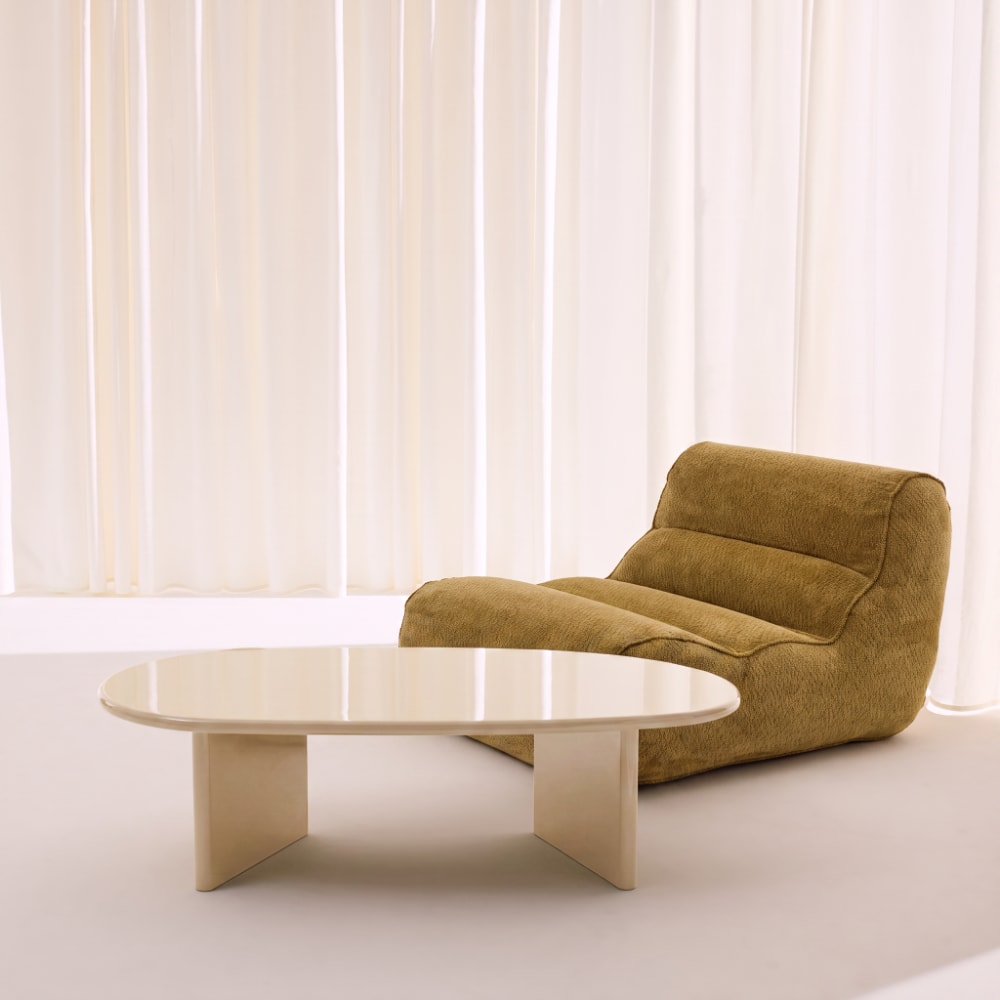 Table basse ovale finition glossy crème Table basse ovale finition glossy crème