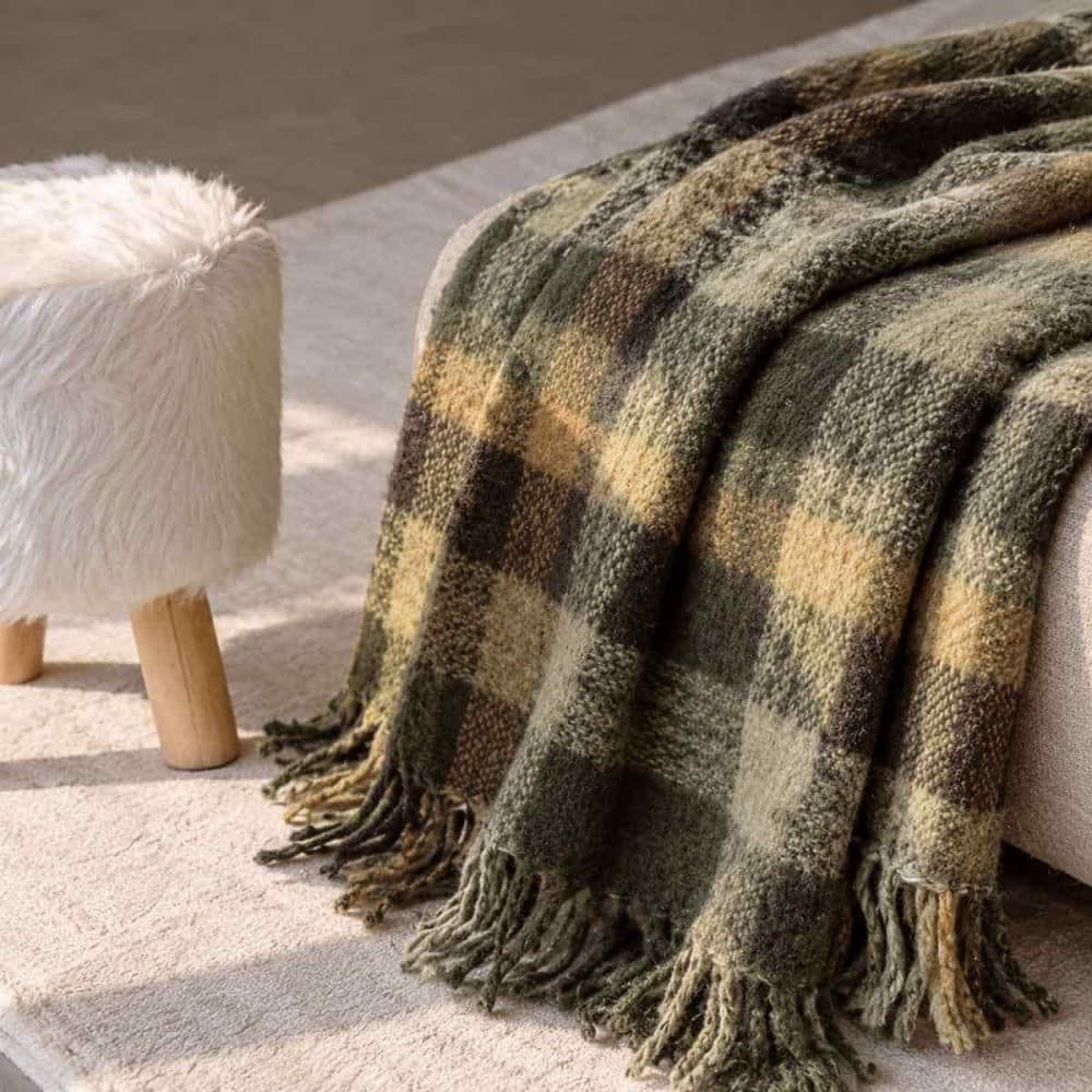 Plaid motifs écossais vert, moutarde, à pompons 130x170cm Plaid motifs écossais vert, moutarde, à pompons 130x170cm