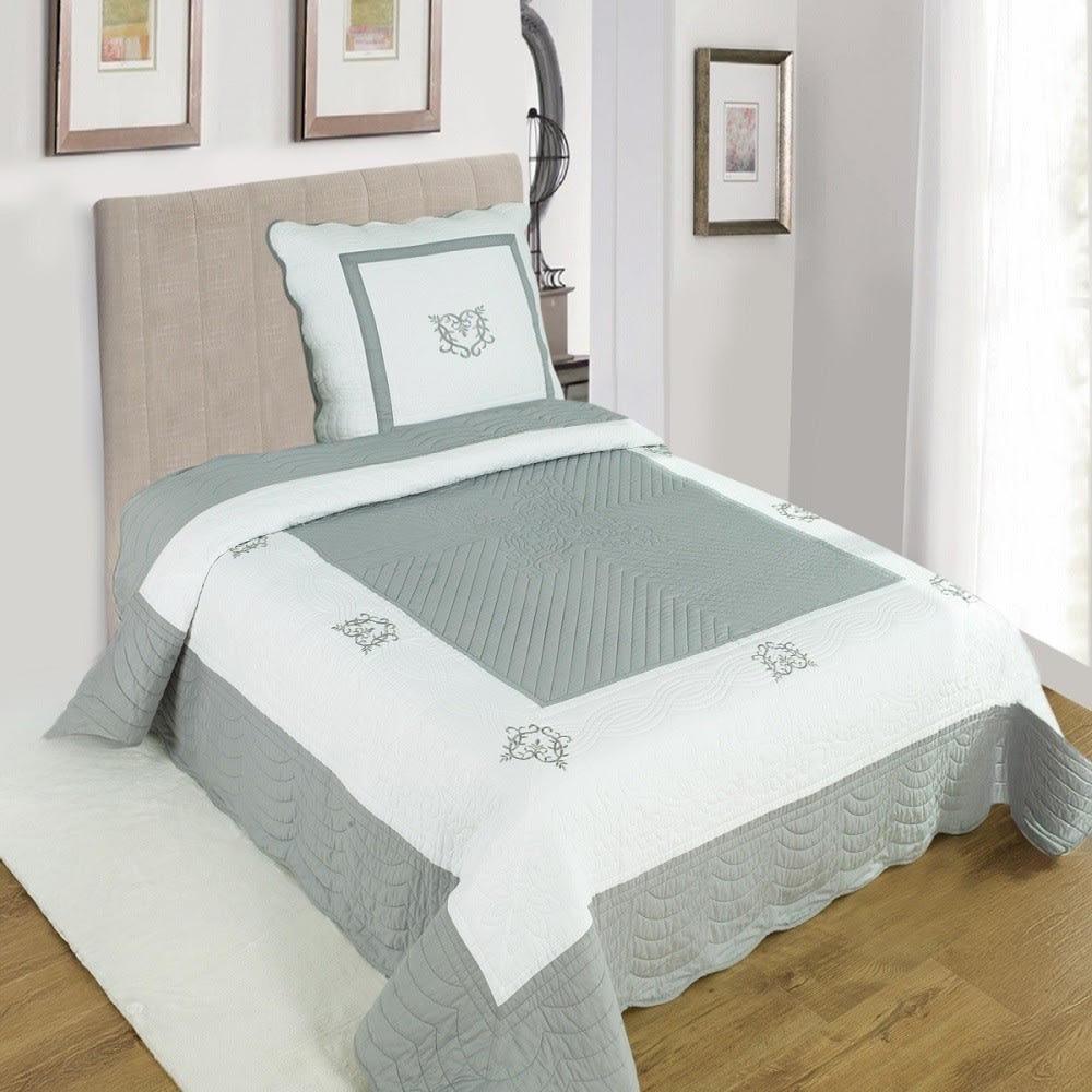 Couvre lit peaceland brodé et 1 taie, en coton gris 180x240 cm Couvre lit peaceland brodé et 1 taie, en coton gris 180x240 cm