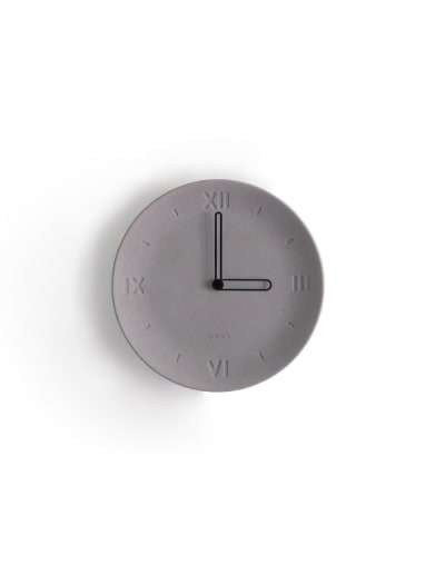 Horloge en béton aiguilles noires