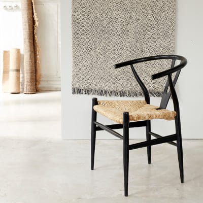 Chaise noire assise tissée en mindy