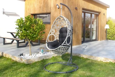 Fauteuil œuf suspendu en résine écrue avec coussin gris anthracite
