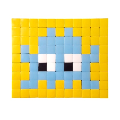 Mosaïque invaders en verre jaune