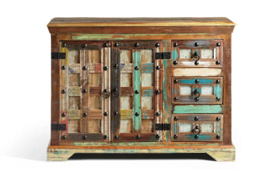Buffet en bois recyclé et détails métalliques multicolores