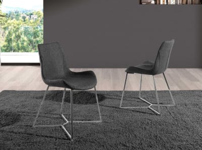 Chaise en tissu gris et pieds chromé