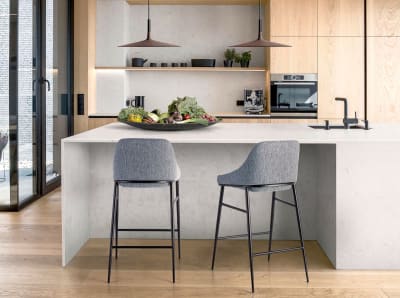 Tabouret tissu gris pieds en acier noir