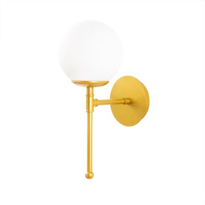 Applique murale minimaliste dorée avec 1 sphère en verre opale blanc