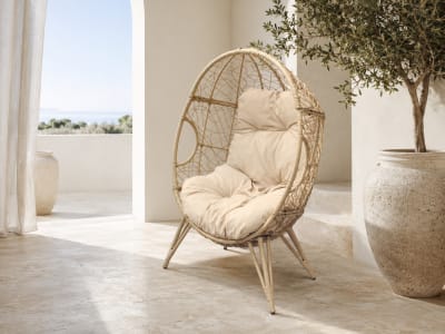 Fauteuil œuf sur pied en résine beige effet rotin