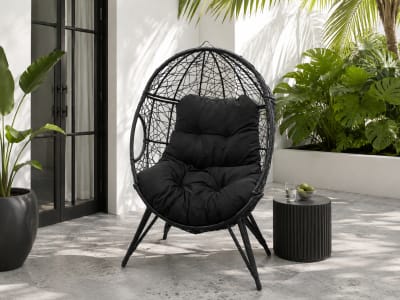 Fauteuil œuf sur pied en résine noir effet rotin