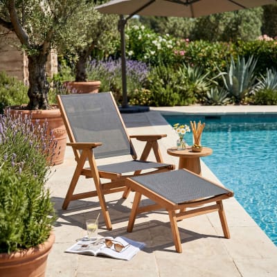 Fauteuil relax en bois d'eucalyptus avec repose-pieds gris