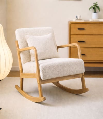 Rocking chair en bois massif et bouclette blanche