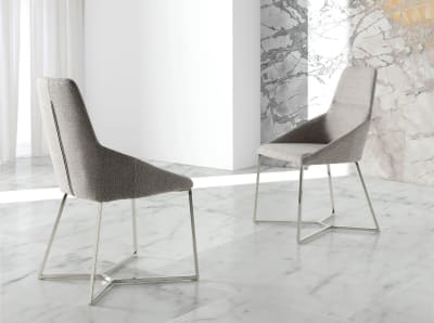 Chaise en tissu et pieds en acier chromé