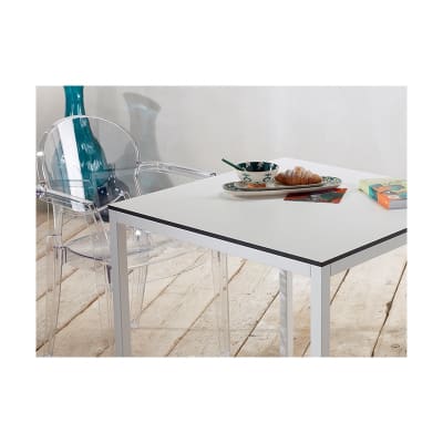 Chaise design en plastique transparent