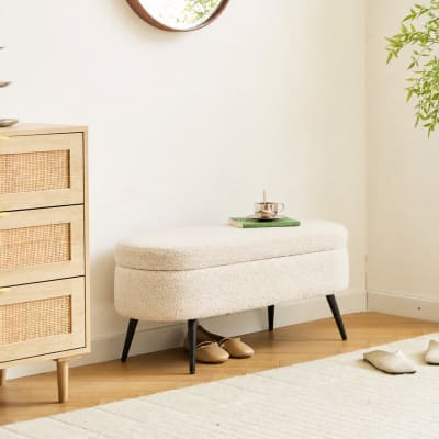 Banc coffre en métal et bouclettes blanches