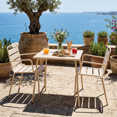 Ensemble table de jardin carrée et 2 fauteuils acier ivoire