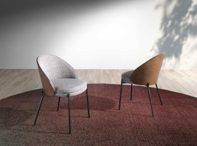 Chaise en tissu gris et effet bois noyer