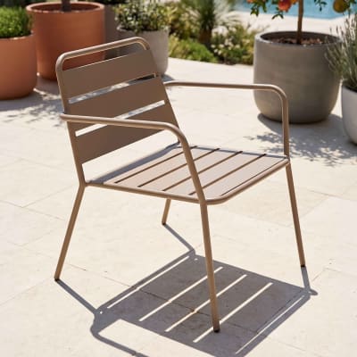 Fauteuil de jardin bas en métal taupe