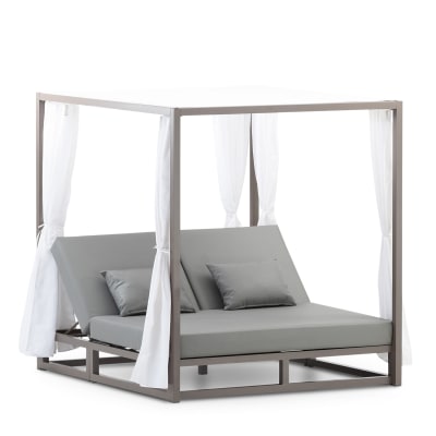 lit balinais en aluminium couleur taupé et coussins gris