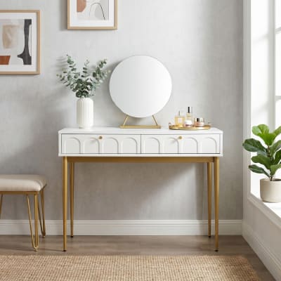 Commode blanche et dorée avec tiroirs et design élégant